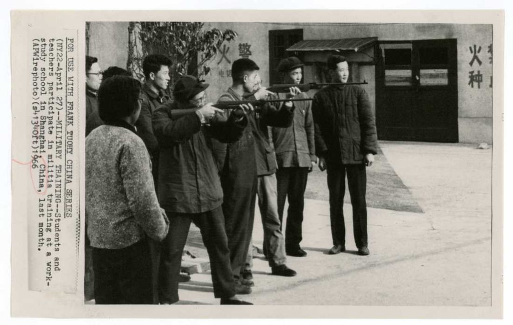 1966年，师生军训 ，打的是气枪？