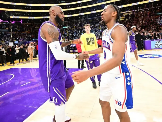 前NBA球员伊曼-香珀特在节目中谈到了勒布朗-詹姆斯加盟76人一事。
香珀特表示