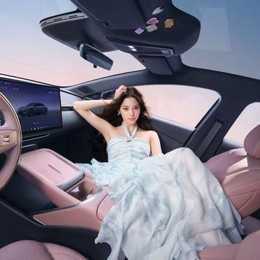 小鹏汽车创始人何小鹏，参考了欧阳娜娜的建议来改款MONA M03新车。