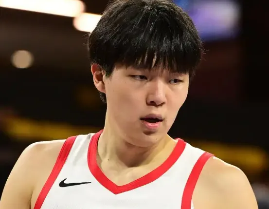 今天是真正意义上的被打爆了，前路多艰啊！

面对足尺寸中锋，身体天赋劣势明显。篮