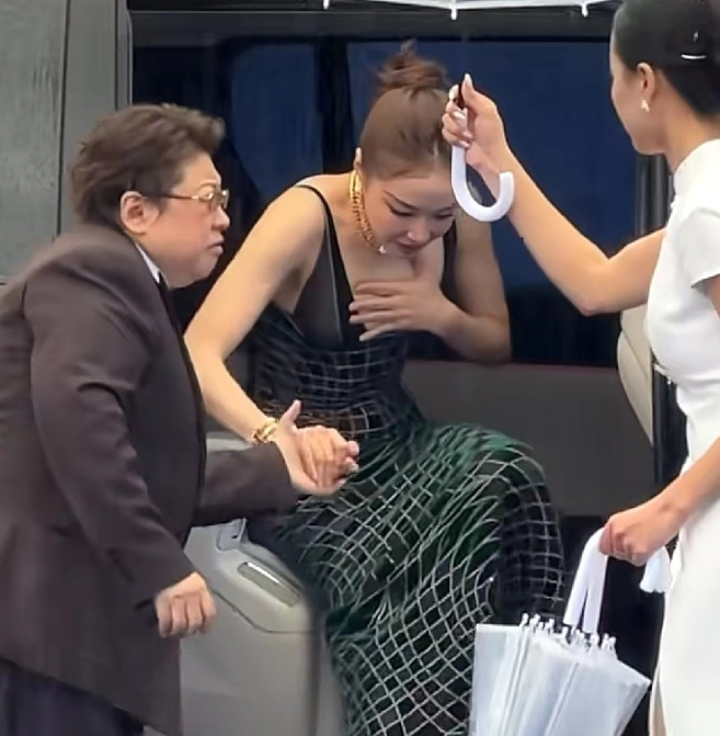 韩红和高叶一同出席北京国际电影节
现场下着瓢泼大雨，韩红下车后紧皱眉头，立刻转身