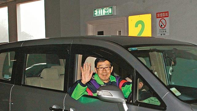 94岁胡枫坐本田Stepwgn，妻财子禄寿全占了，这谁不羡慕？