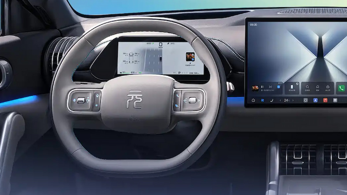 比亚迪设计师开窍了！新款元PLUS内饰大变，轴距2770mm