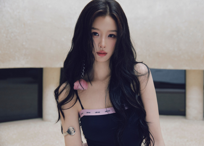 虞书欣线下活动和网红同框一起看秀，一眼就看到大美女欣欣了清冷优雅的花苞公主太好看