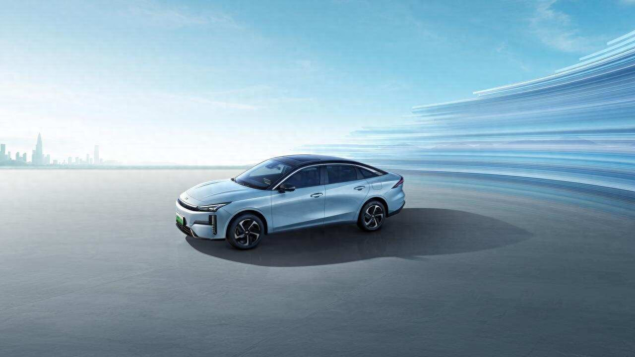 通勤要省油、出游要能装，这台车让全家人都满意