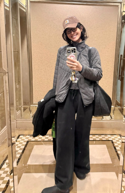 入春，女明星们都早早换上了露肩裙、浅口单鞋追赶夏日预热，白百何却反其道而行之，晒