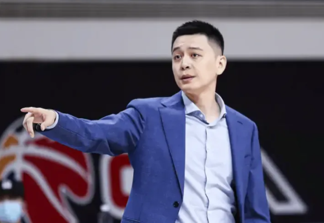 杨鸣回归CBA解说席，将解说上海vs山东的俱乐部杯半决赛，上一次和姚全一起解说C