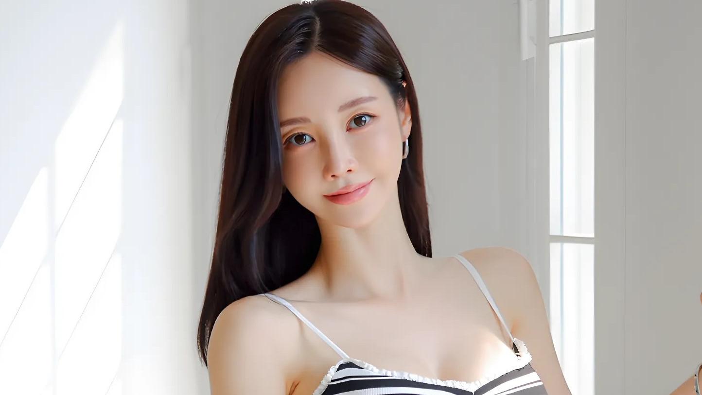 琉璃盏中光摇曳，朱唇似火映夜色，灯影描眉黛如峰，一颦一笑入画中