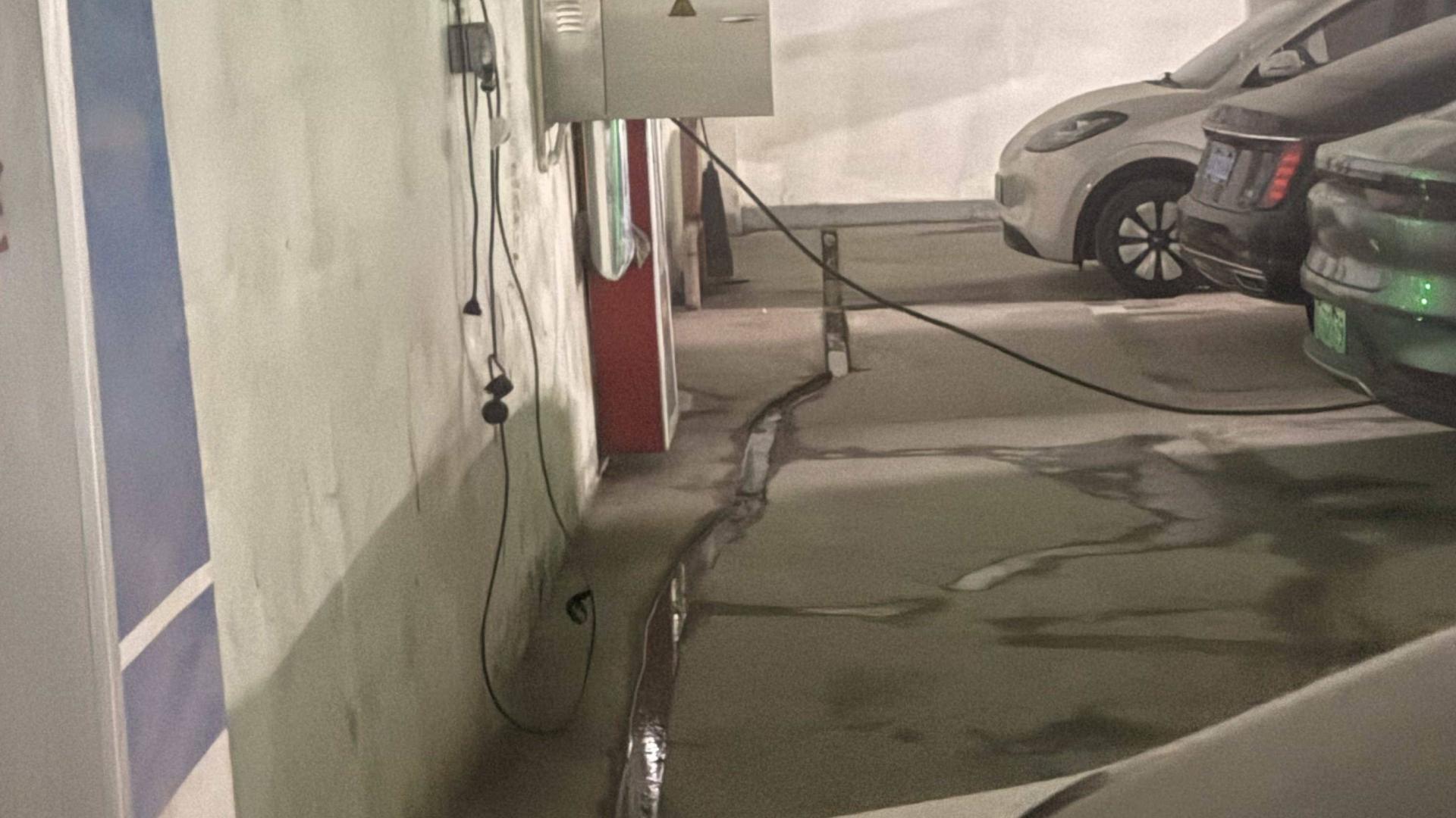 未批先建！济宁一小区物业擅自施工，充电线路暴露，业主安全谁来保障？