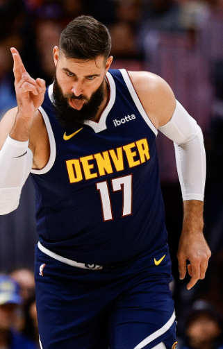 瓦兰明明有空间属性为什么教练组不给他设计三分战术
这赛季瓦兰的三分明显生疏了，非