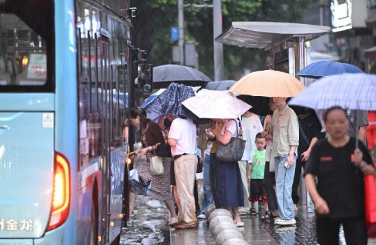 强降雨来袭，路面湿滑能见度下降，驾车出行风险陡增。出行优先选择公交、地铁等公共交