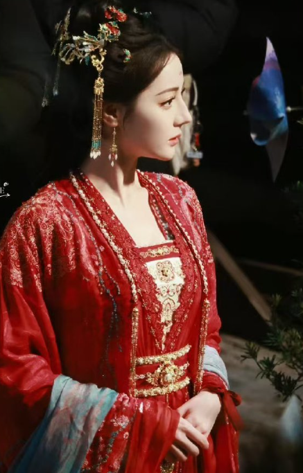 月亮被嚼碎了变成星星，你就藏在那漫天星光里