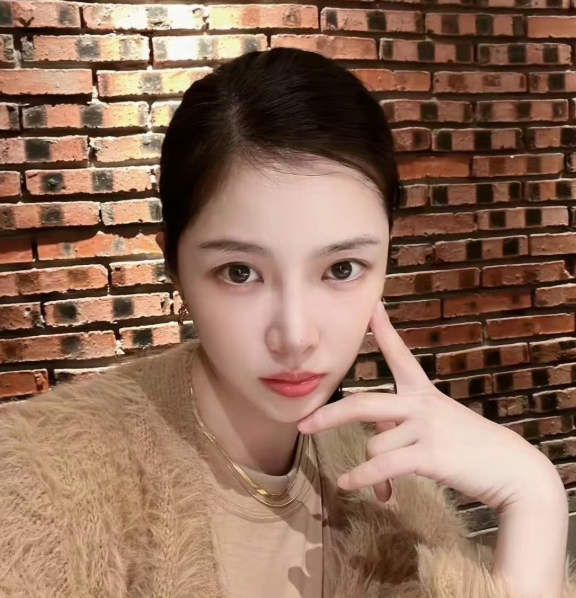 王灿配文称嘴在你身上 路在我脚下
短短一句话，满是不服输的劲儿，瞬间让人联想到她