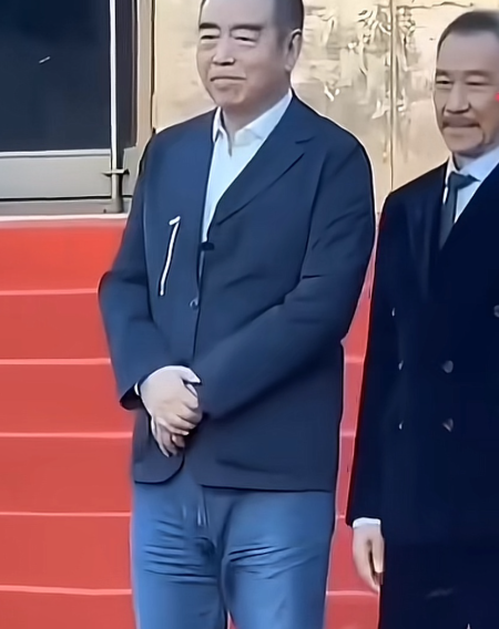 72岁陈凯歌和80岁王学圻
同框对比，状态差太多
陈凯歌怎么比王学圻看着还弱啊