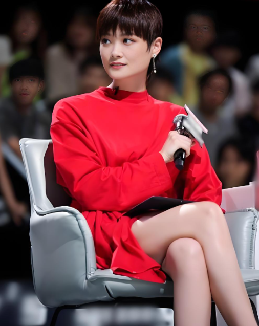 身价过亿的李宇春一直在北京租房子住
她不买房的原因是，北京的房价太贵，租房比买房