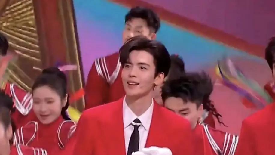 毕雯珺春晚首秀惊艳全网，红衣贵公子演绎“深情眼”里的团圆梦