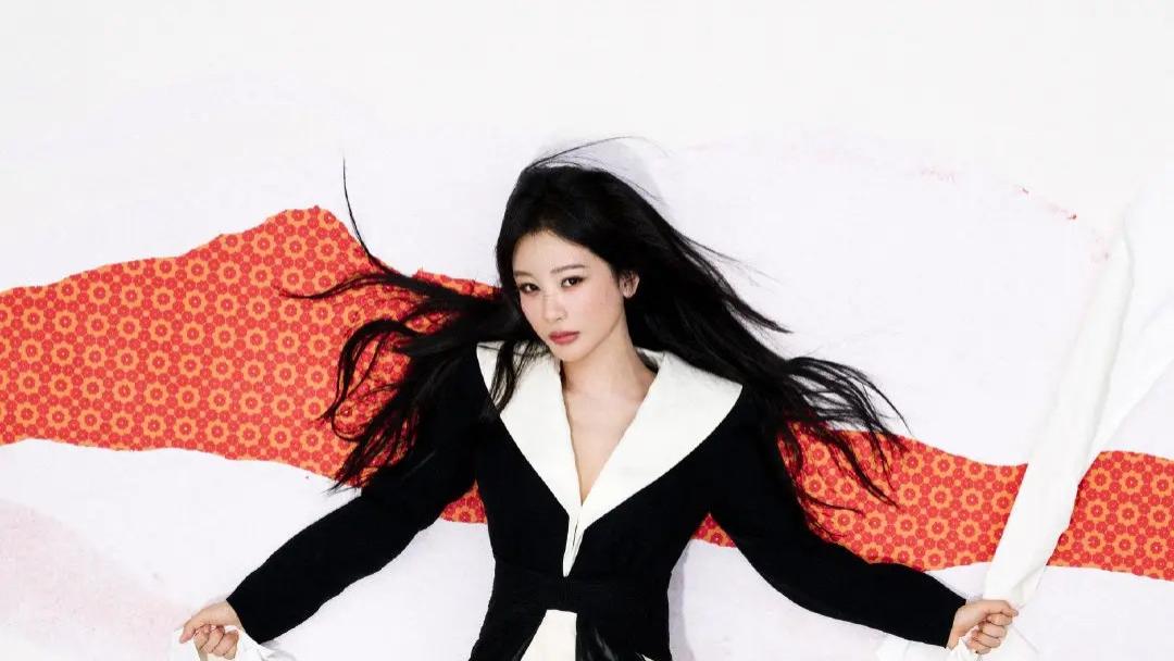 杨紫登《Wallpaper*》封面：光影为笔，绘就新春“家”意象