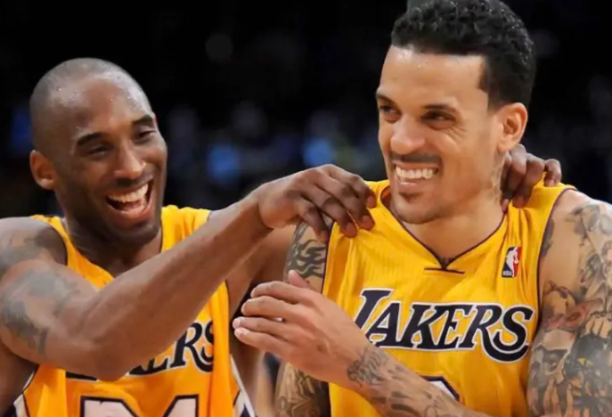 据LakersNation报道，前湖人球员马特-巴恩斯近日谈到了巴斯家族围绕球队