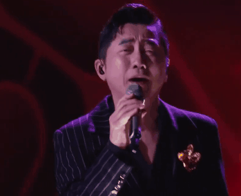 庾澄庆在《歌手》直播中唱了歌曲《让我一次爱个够》

庾澄庆在舞台上深情投入，可是