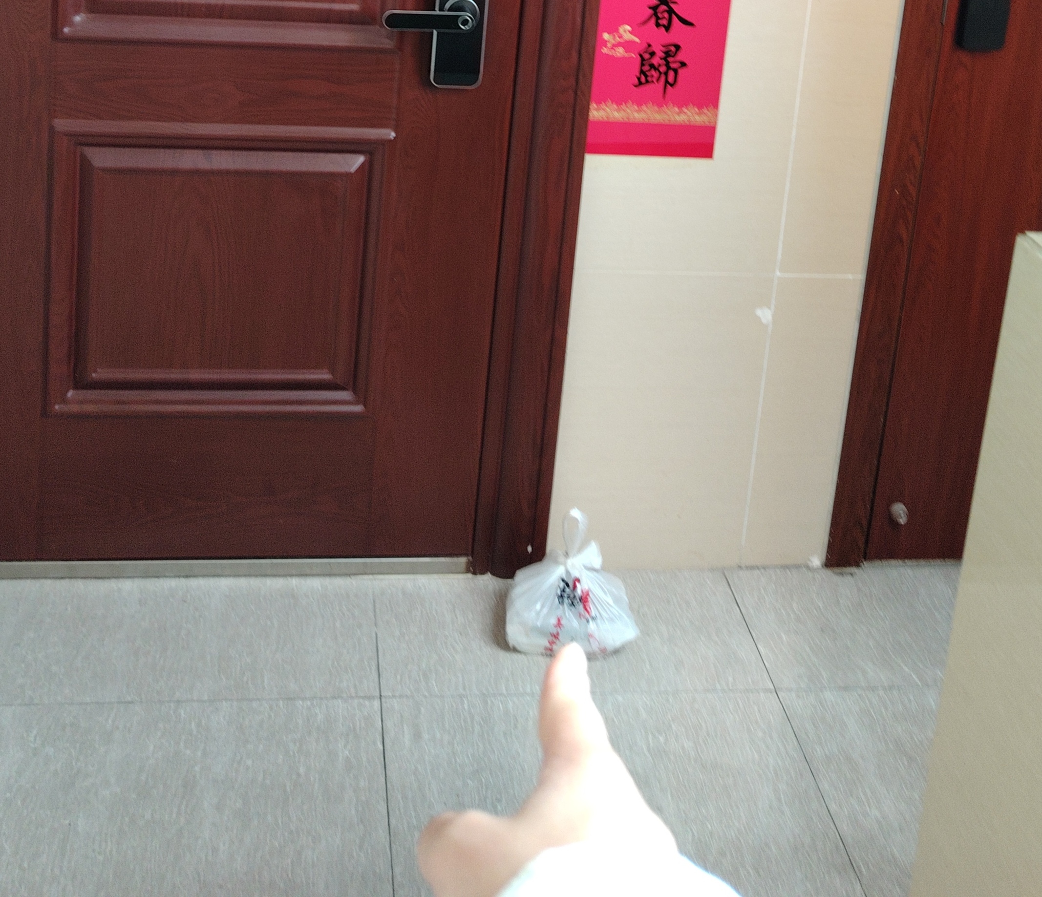 看这个人有意思不，自己下的预定单，又发信息过来让我快点给她送，说是肚子饿，点错时