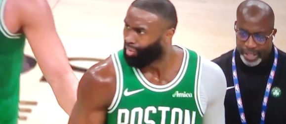 一个推人出界吹罚，不至于啊

在对马刺的比赛中前面文班被打头也没吹，今天裁判其实