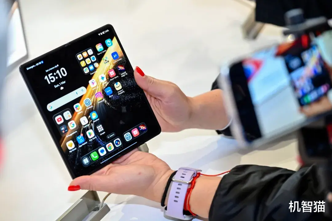 荣耀Robot Phone亮相，你的下一部手机可能长这样