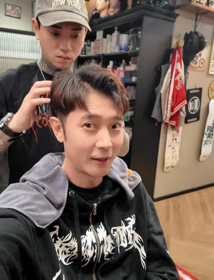 张丹峰陪老婆回香港，岳母一头白发显苍老，54岁洪欣的脸被打码，虽然没露脸，但一家