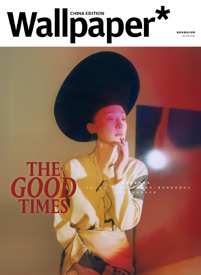 51岁周迅搞抽象，齐刘海、怪配色有点low。周迅公开了一组杂志写真，配文“一场由