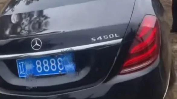 百万奔驰车陪葬，土豪输掉了文明底裤