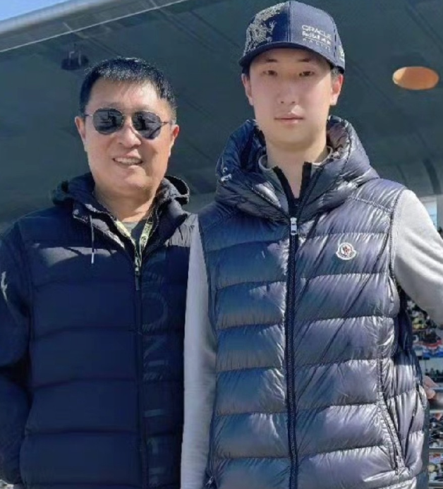 林永健带着15岁的儿子林大竣去看F1赛车比赛
父子俩同框时，网友们惊奇的发现林大