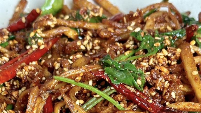 香辣过瘾！这道干煸孜然杏鲍菇，口感比肉还筋道，做法简单，学会秒变下饭大神