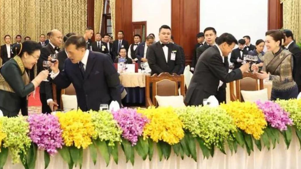 泰王夫妇出席老挝欢迎宴！玛哈穿深蓝色西服尽显绅士，还戴着孝袖