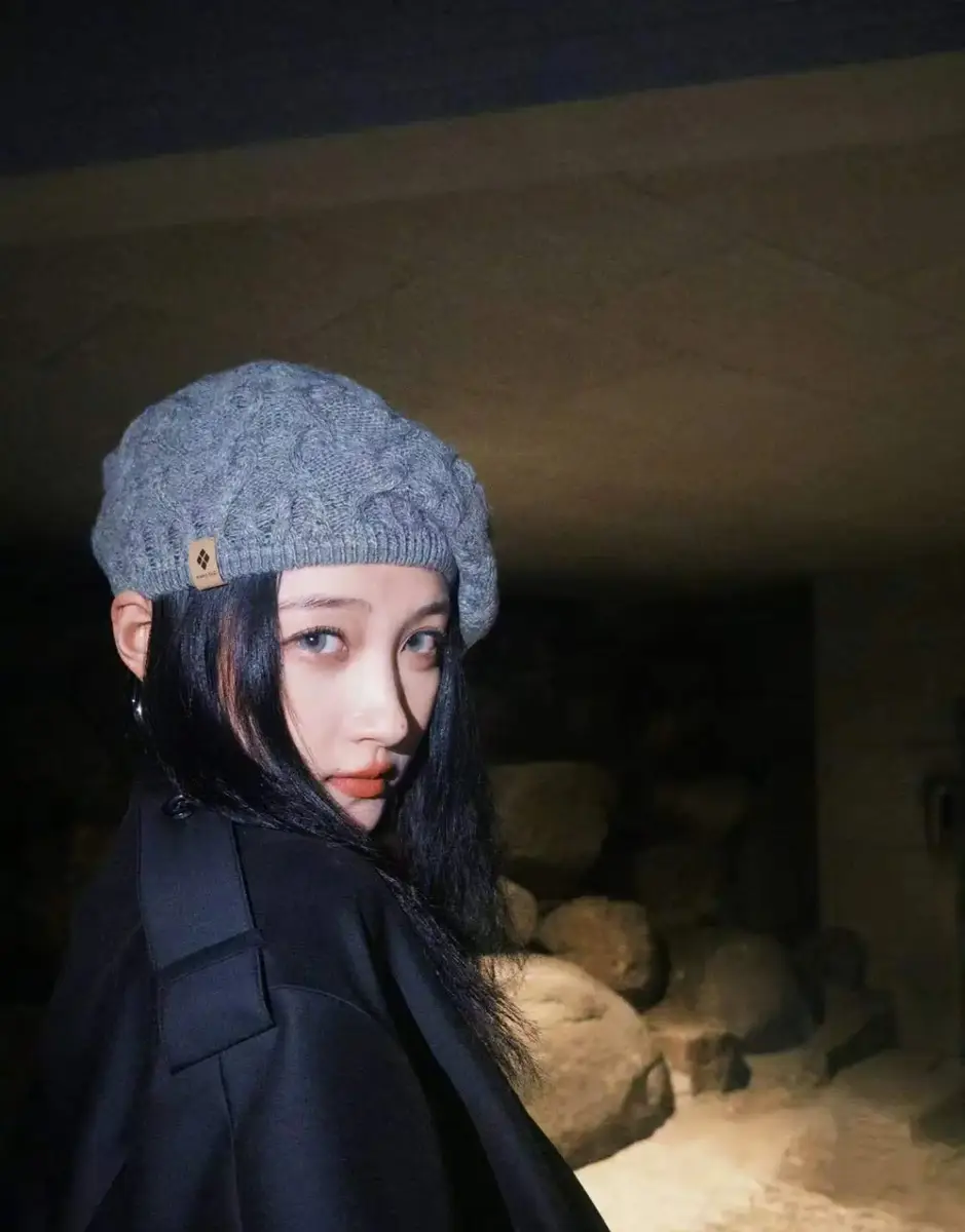 关晓彤披长直发戴贝雷帽清冷文艺 街头随拍酷飒随性