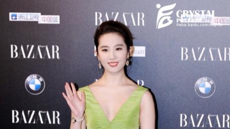 就是这张图，刘亦菲让内娱从“水光”变“哑光”，全身涂粉时代开启