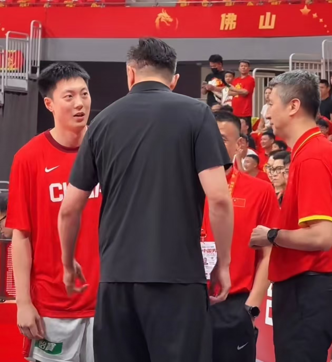 中国男篮5分险胜，三分多点开花，焦泊乔14分表现惊艳，杜锋现场观战