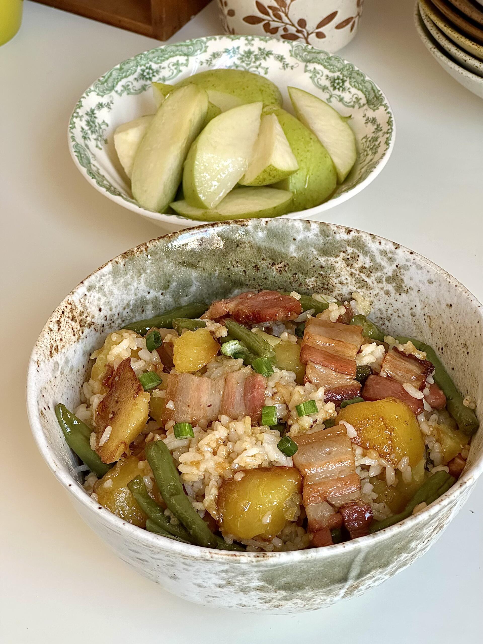 土豆豆角咸肉焖饭！巨香
春天就馋这口锅气满满的焖饭，连菜带饭一锅端，有点小时候姥