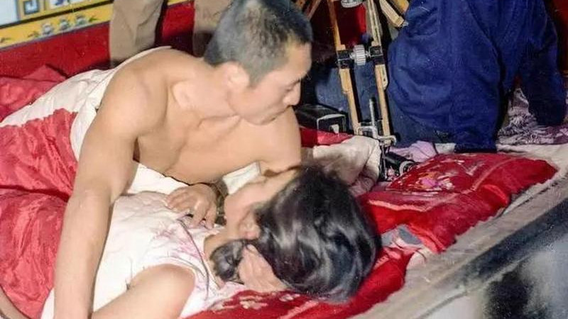 张艺谋搂着美女“拍戏”，人品如镜，40年前敬业精神“佩服”！