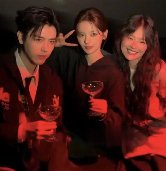 一拍完照片马思纯立马垮脸从杨超越身边躲开
拿起手机不搭理人，杨超越也是一拍完照，