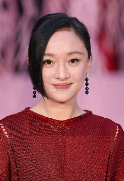 看了周迅最近的照片，
我默默做了一个决定，
那就是以后再也不要用
​眼霜了！你们