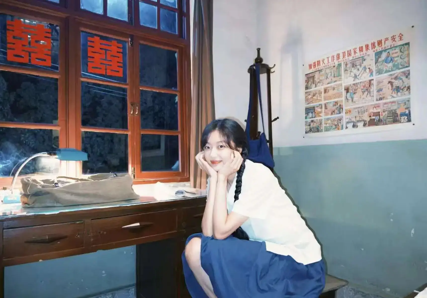 孙千穿蓝白校服梳双麻花辫元气满满 置身复古房间俏皮灵动