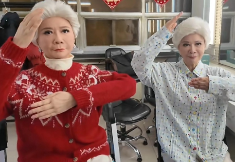 蔡明与机器人再续前缘
舞台上的机器人奶奶高度还原她的模样，细节逼真到让人难辨真伪