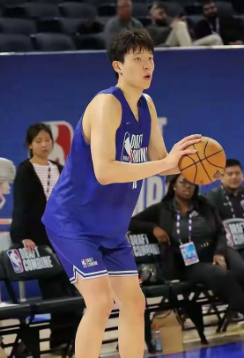 杨瀚森回归国家队的话，首发真没必要上2个后卫，杨瀚森王俊杰张镇麟崔永熙再加个赵维