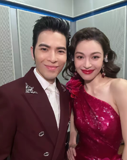 黑粉一直说钟楚曦是女版萧敬腾，像吗？ ​​​