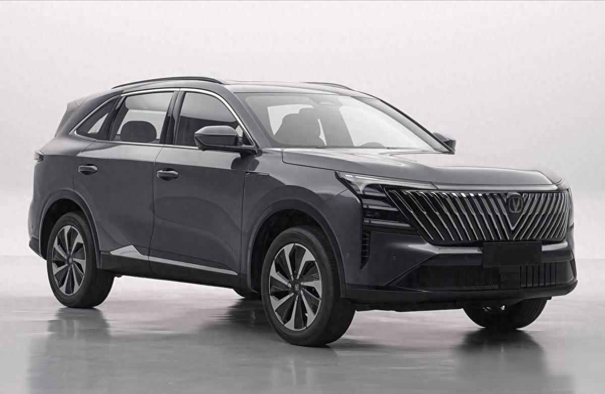 长安这是直接把四款主力车型全换成了油电混合（HEV）
 四款都是咱们熟的脸：CS