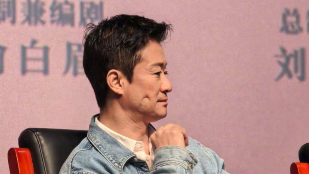 吴京戳脸照冲上热搜！脸上"慢回弹"的小坑，让网友笑着笑着就心疼了