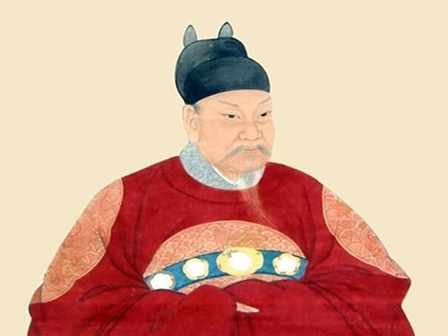 姓“钱”的历史人物：

1.战国：隐士——钱丹；
2.秦朝：位列“三公”之一的御