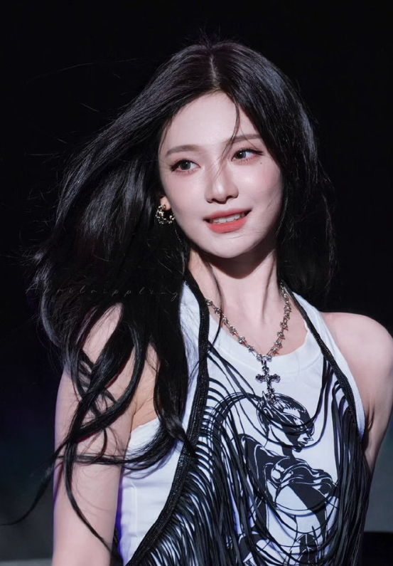 有鬼来了🙄“为什么最近总是露胸”
宁艺卓“我应该念这条弹幕吗？好搞笑”
“我没