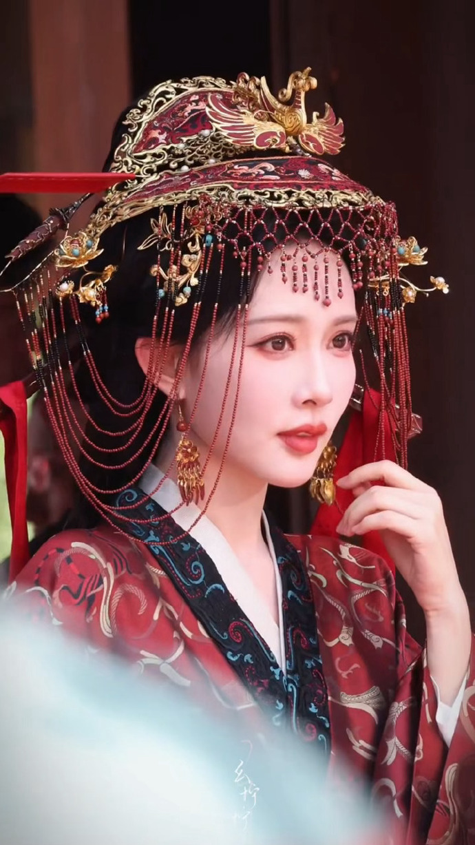 孟子义大婚造型，感觉她自己很满意。孟子义在《将门独后》中饰演沈妙，大婚造型是凤冠