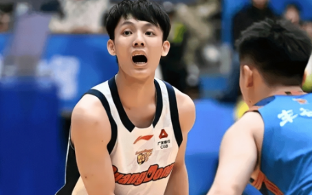 徐杰20分，广东男篮大胜四川送对手32连败。CBA常规赛，广东男篮客场挑战四川，