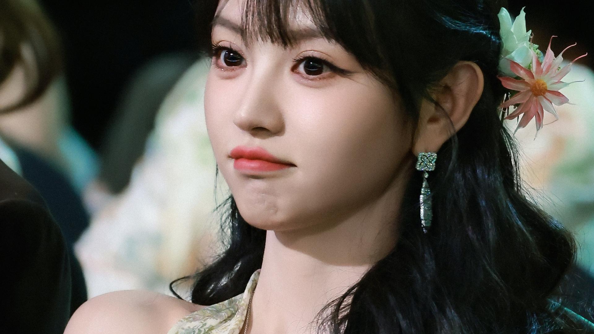 田曦薇是春日揉碎的光影，是发间小花裙摆碎钻相映成的诗